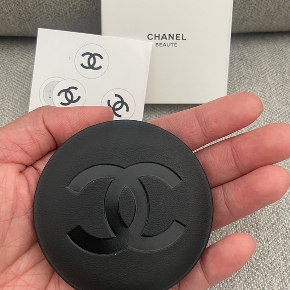 Authentic Chanel Beauté Compact Mirror - Picture 4 of 6